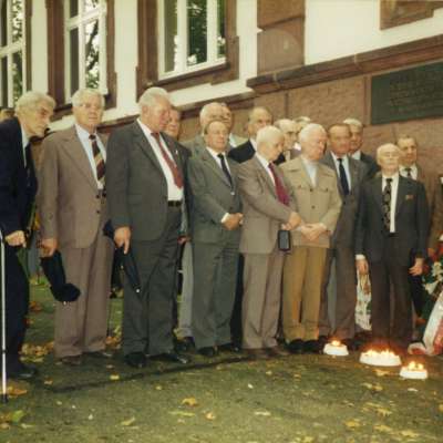 Wladyslaw Kostrzenski (vorne links) mit weiteren Überlebenden des KZ Sandhofen bei einer Kranzniederlegung vor der Gustav-Wiederkehr-Schule 1994