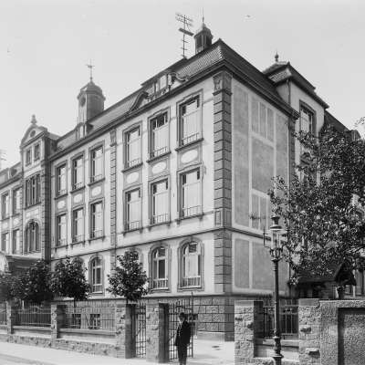 Friedrichschule (heute: Gustav-Wiederkehr-Schule) in Sandhofen 1909. 1944/45 befand sich hier ein KZ-Außenlager