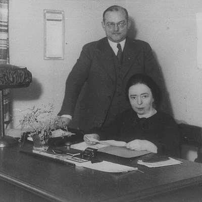 Rosa Grünbaum mit Dr. Bruchsaler (Leiter des Jüdischen Hilfswerks), ca. 1936