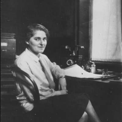 Hedwig Strauß (später Eppstein) in ihrem Büro im Jüdischen Gemeindehaus, 1929