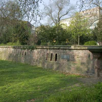 Lauersche Gärten. An dieser Mauer wurden Hermann Adis, Adolf Doland und Erich Paul am 28.03.1945 ermordet