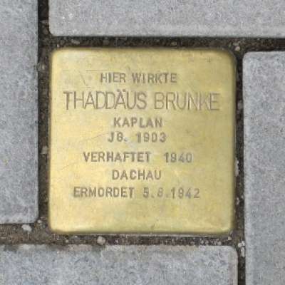 Stolperstein für Thaddäus Brunke vor der Bonifatiuskirche