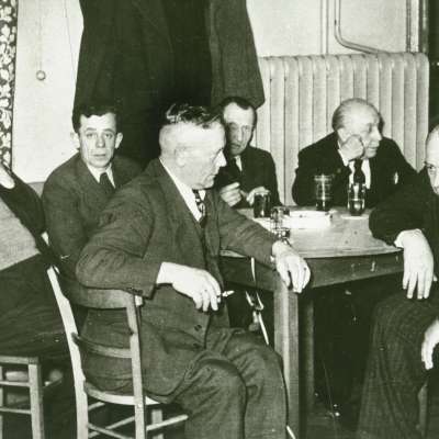 Jakob Baumann (rechts) bei einem Stammtisch im Volkshaus Neckarau, um 1950