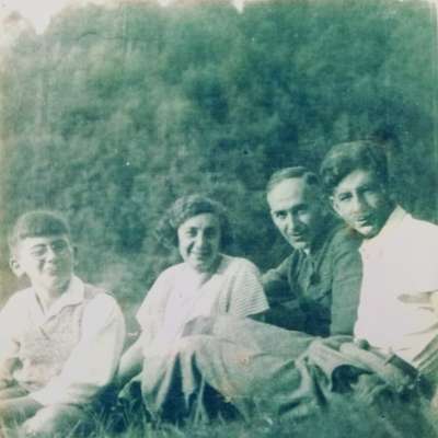 Gertrud und Adolf Graetzer mit den Söhnen Klaus und Peter bei einem Picknick in der Nähe Mannheims (undatiert)
