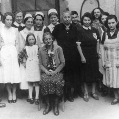 Das Personal des israelitischen Krankenhauses im Jahr 1942. Friedel Rogo: 4.v.l.