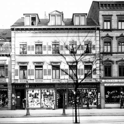 Rechts: Das Gebäude E2, 18 im Jahr 1907. Die Praxis von Dr. Stern befand sich im 2. OG.