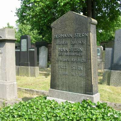 Fritz Stern wurde im Grab der Eltern auf dem jüdischen Friedhof beigesetzt (Grabnr. F1-A-04-01)
