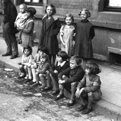 Spielende Kinder in der Neckarstadt-West, ca. 1920. MARCHIVUM, Signatur GP00215-027.