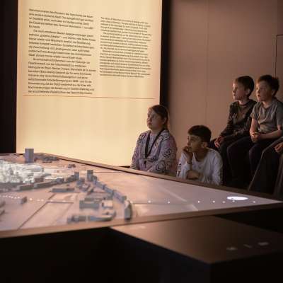 Schulklasse in der stadtgeschichtlichen Ausstellung. Foto: Kathrin Schwab.