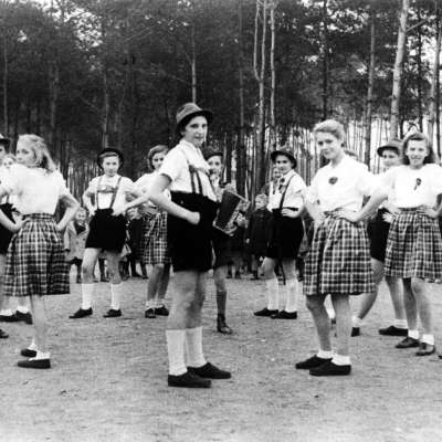 Tag der Hausmusik an der Schönau-Schule, Schüler*innen im Schulhof, 1941. MARCHIVUM, Signatur AB00340-009.