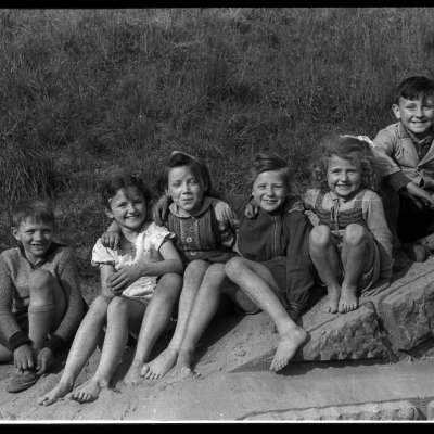 Kinder in Trümmern in Neuhermsheim, 1941. MARCHIVUM, Signatur AB03839-3-394.