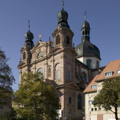 Jesuitenkirche vom Schillerplatz aus fotografiert, 2004. Foto: Kathrin Schwab, Signatur KF041363.