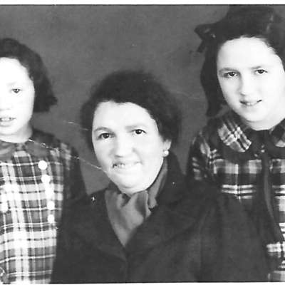 Fanny Dafner mit den Töchtern Herta und Maya, 1939