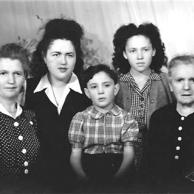 Herta (2.v.r.) mit ihrer Familie 1950 in Paris