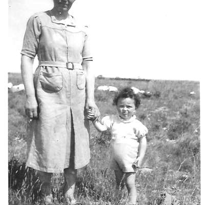 Fanny Dafner mit Sohn Siegbert, 1942 im Lager Rivesaltes