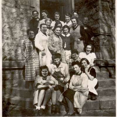 Henny Dreifuss (rechts, mit weißer Bluse) im Kinderheim La Pouponnière, 1942/43