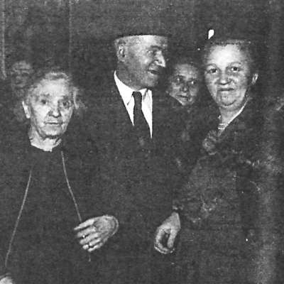 Fanny Dafner (rechts) mit ihrer Mutter Chana Lewin und einem Verwandten im Jahr 1953