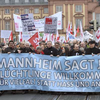 Die erste Reihe des Demonstrationszuges "Mannheim sagt JA! Flüchtlinge Willkommen - Für Vielfalt statt Hass und Angst!"