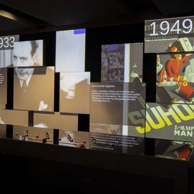 Blick in die Ausstellung: Installation zum 20. Jahrhundert