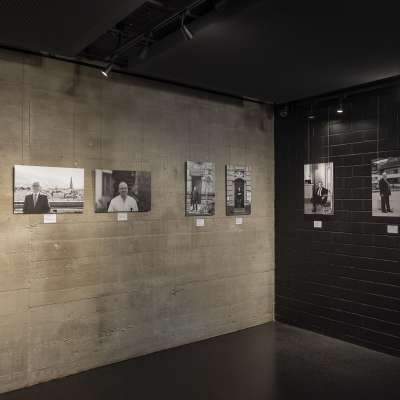 Winkel in der Ausstellung mit sieben Fotos