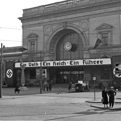 Beflaggung am Hauptbahnhof anlässlich der Wahl zum "Anschluss" Österreichs. Vor dem Haupteingang des Hauptbahnhofs prangt der Spruch "Ein Volk, ein Reich, ein Führer!"