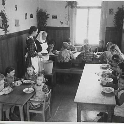 Kinder beim Mittagessen im Kinderheim Mistlau, Foto: Landeskirchliches Archiv Stuttgart