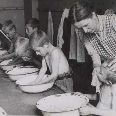 Kinder beim morgendlichen Waschen, Heim unbekannt, Foto: Landeskirchliches Archiv Stuttgart 