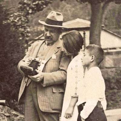 Foto Schwarz-Weiß Ludwig Fuld mit seinen Kindern