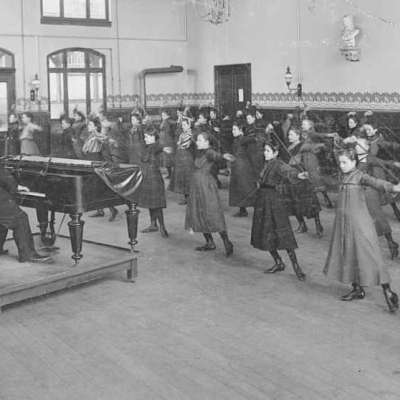 Turnunterricht in der Volksschule in K5, um 1905