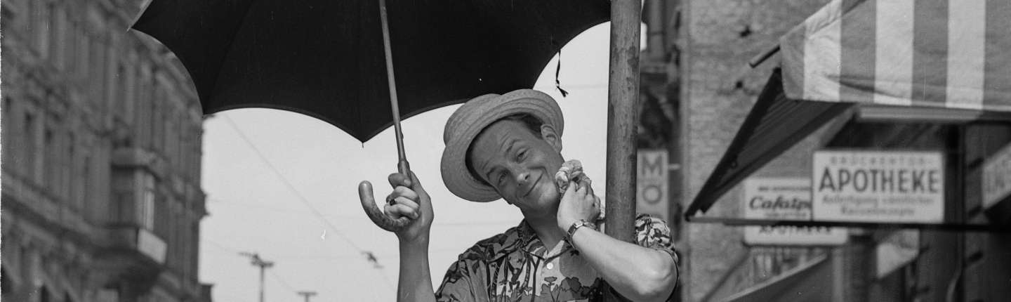 Mann mit Regenschirm im Hitzesommer 1953