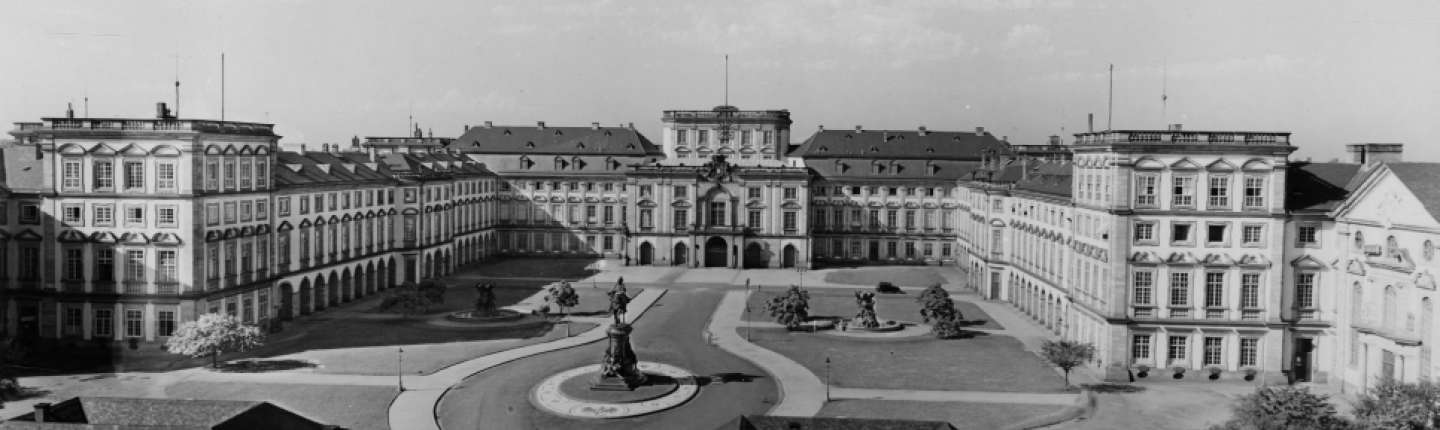 Schwarz-weiß Foto vom Mannheimer Schloss