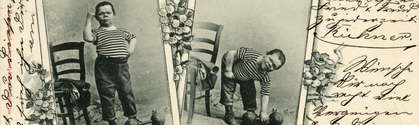 Postkarte "Der kleine Blumepeter als Athlet, 24 Jahre alt", 1900. MARCHIVUM, Signatur AB01422-8-401.