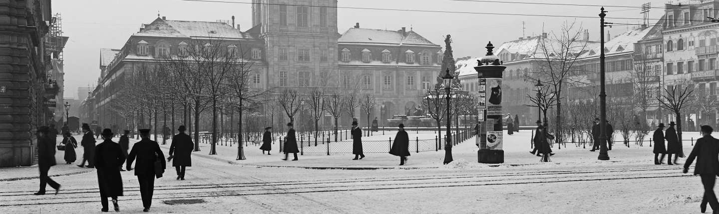 schwarz-weiß Foto vom Mannheimer Paradeplatz mit dem Alten Kaufhaus im Bildhintergrund, 1907