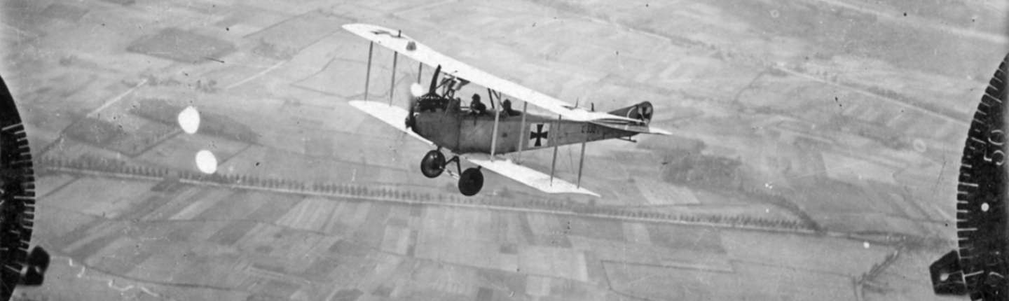 schwarz-weiß Foto eines Militärflugzeugs im Ersten Weltkrieg, aufgenommen während des Flugs und datiert auf den 8. August 1917