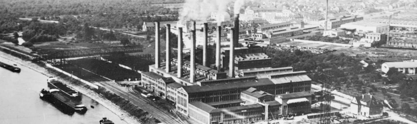 schwarz-weiß Foto, das den Standort vom Kraftwerk am Rhein zeigt (Luftaufnahme)