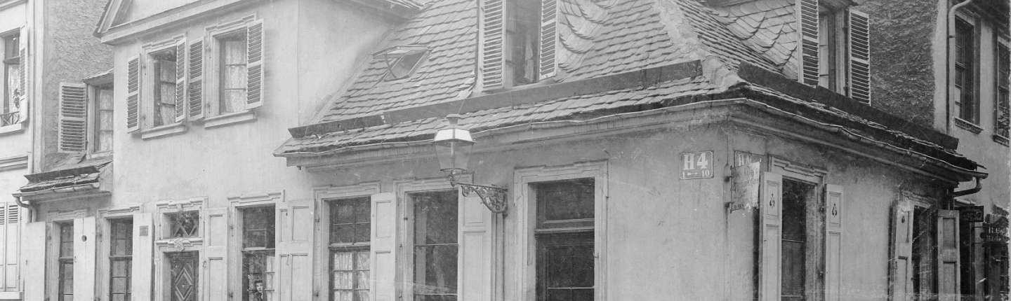 Eckhaus mit Straßenschild "H 4". In diesem Gebäude in H 4, 10 richtete August Fleischmann 1922 ein Antiquariat ein, in dem er Zeitschriften der queeren Emanzipationsbewegung verkaufte.