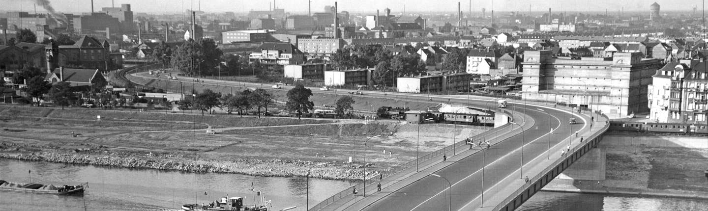 schwarz-weiß Foto vom Neckarufer mit Ochsenpferchbunker, 1959