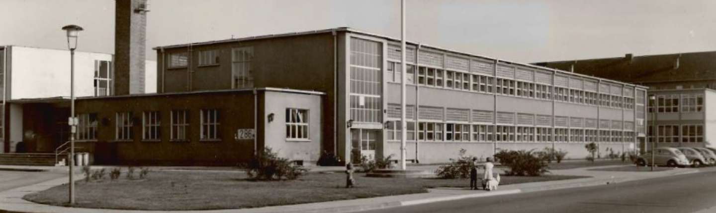 Bild schwarz-weiß des Schulgebäudes an der Columbusstraße, das ab 1956 als High School genutzt wurde