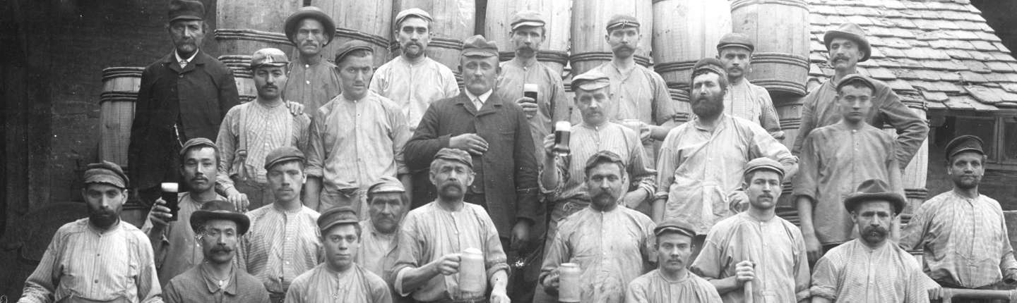 schwarz-weiß Foto von Packern und Verladern der Mannheimer Portland-Cement-Fabrik, 1897