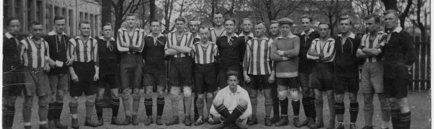 Waldhof: Gruppenbild Spiel um die süddeutsche Meisterschaft, SV Waldhof gegen 1. FC Nürnberg 1920