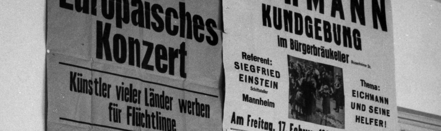 schwarz-weiß Foto einer Anschlagswand mit einem Poster zu einer Eichmann-Kundgebung, 1961