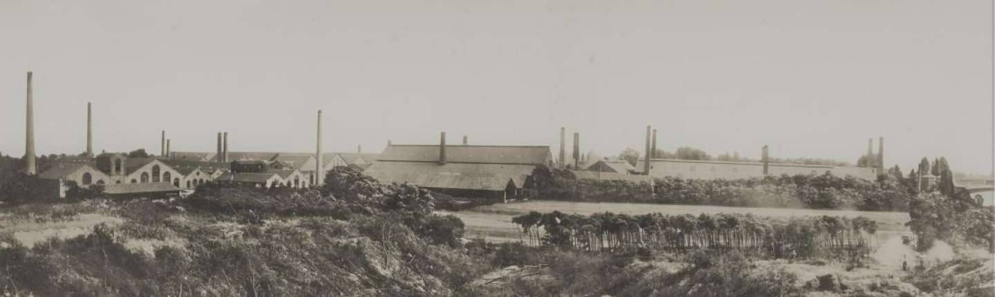 Spiegelfabrik vom Rhein aus, historisches Foto, ca. 1900 