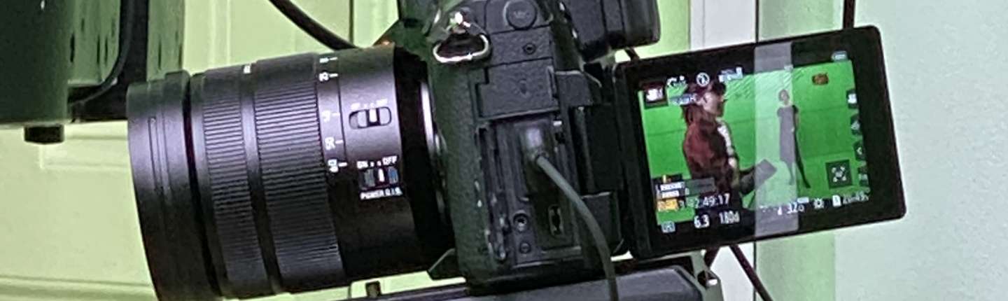 zu sehen ist eine Videokamera, die letzte Ietzte Instruktionen vor dem Fildreh festhält