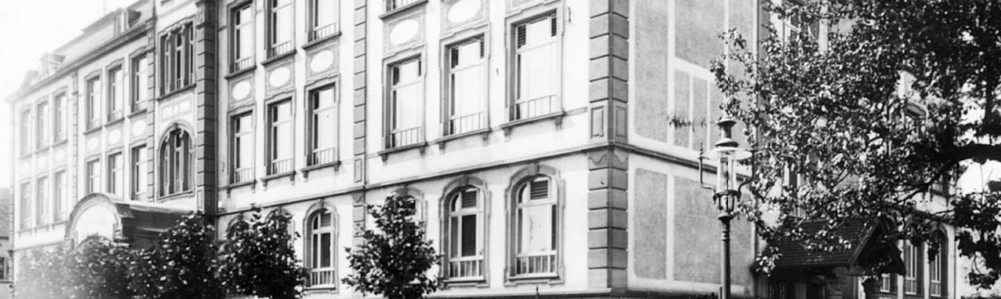 schwarz-weiß Fotografie von der Friedrichschule in Mannheim-Sandhofen, um 1909 