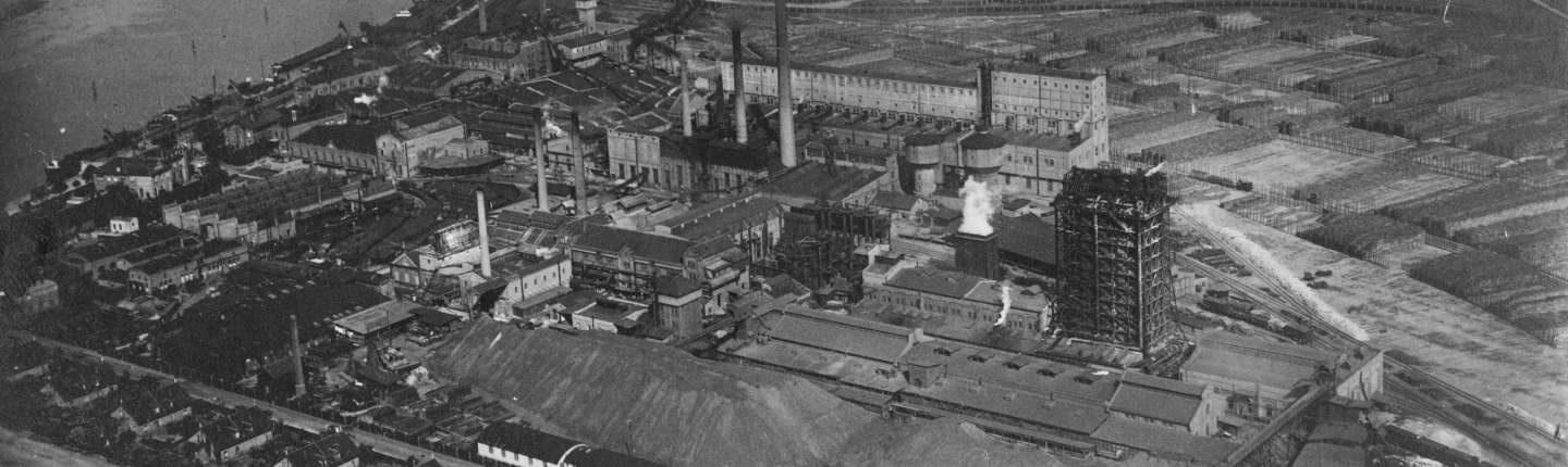 schwarz-weiß Aufnahme aus der Luft über die Zellstofffabrik Waldhof