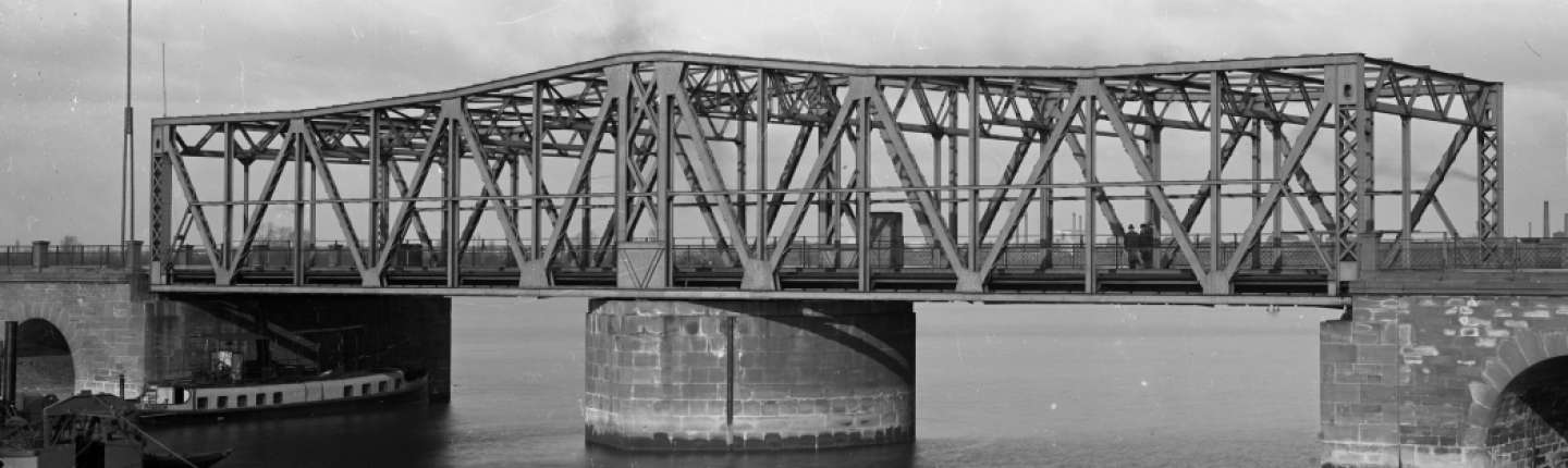 schwarz-weiß Fotografie der Diffené-Brücke in Mannheim, um 1900
