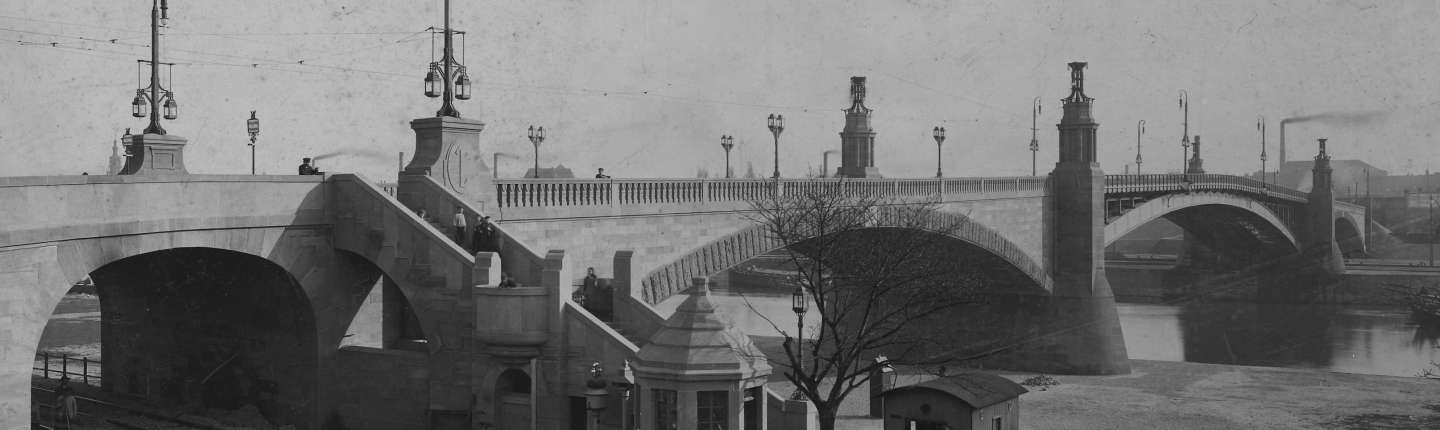 schwarz-weiß Foto der Zweiten Neckarbrücke mit elektrischer Beleuchtung, ca. 1913