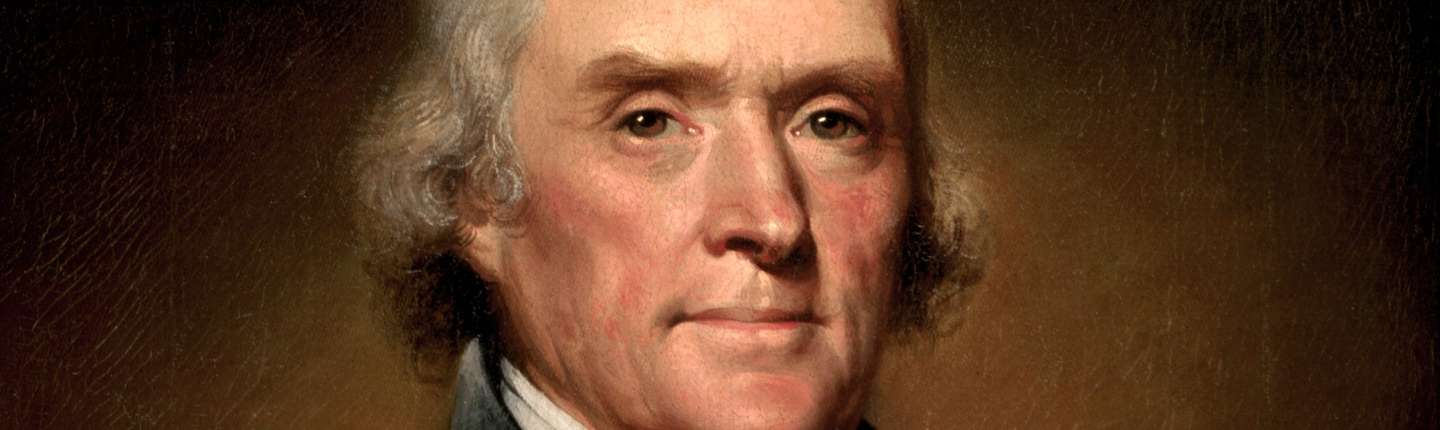  Von Rembrandt gemaltes Portrait des Thomas Jefferson um 1800. Grauhaarig mit entschlossenem Blick blickt er den Betrachtenden an. Die Wangen udn die Nase sind lebendig rot. Schwarze Jacke über einem weißen Schal. Der Hintergrund ist braun gehalten.
