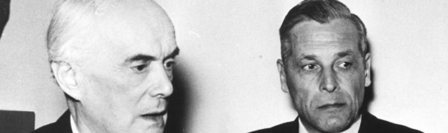 schwarz-weiß Fotografie Florian Waldleck (links) mit Hans Huber (rechts), 1952