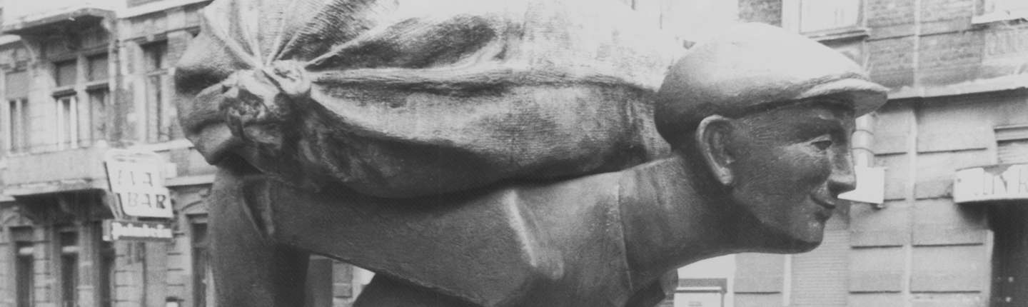 schwarz-weiß Foto Sackträgerdenkmal im Jungbusch (Ausschnitt)